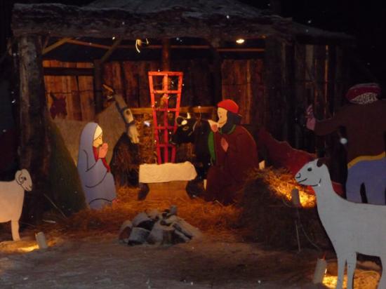 La crèche en bois exposée dans la cour de la mairie