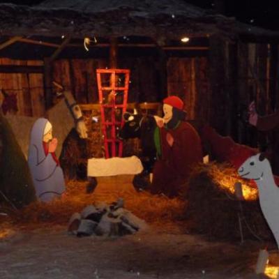 La crèche en bois exposée dans la cour de la mairie